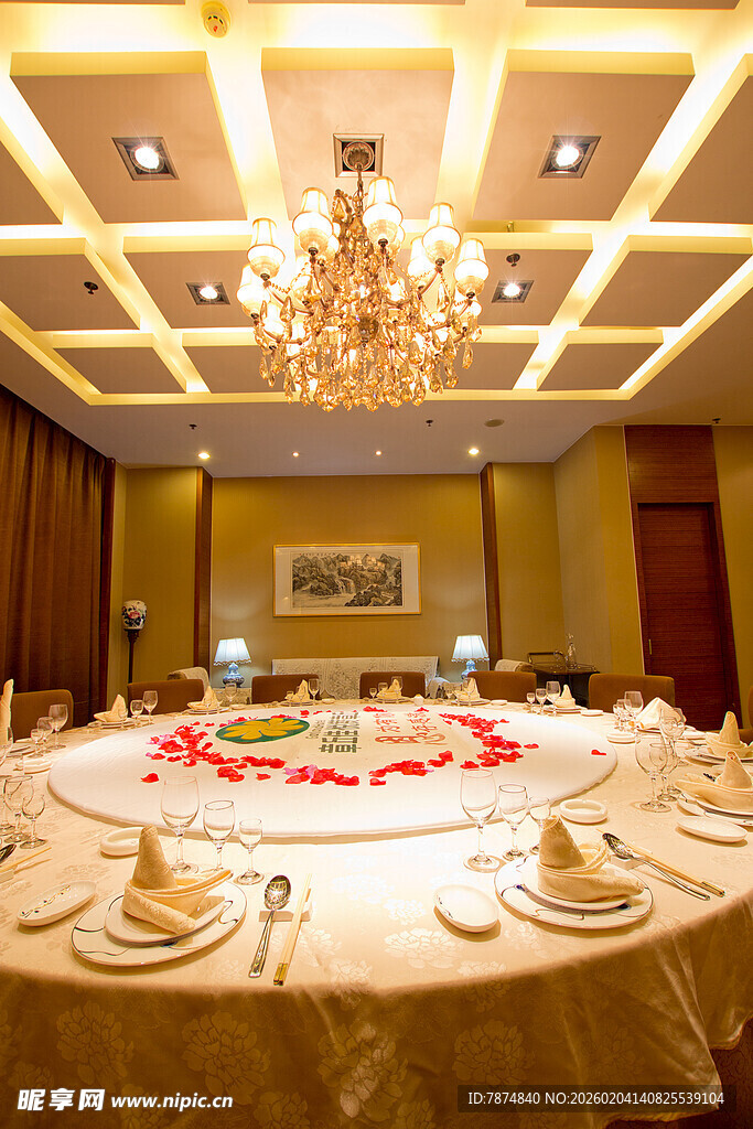 豪华中式宴会餐桌布置