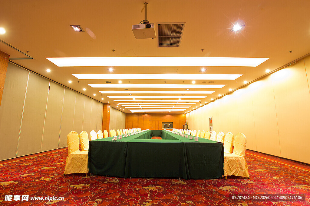 宽敞会议室布置整齐桌椅