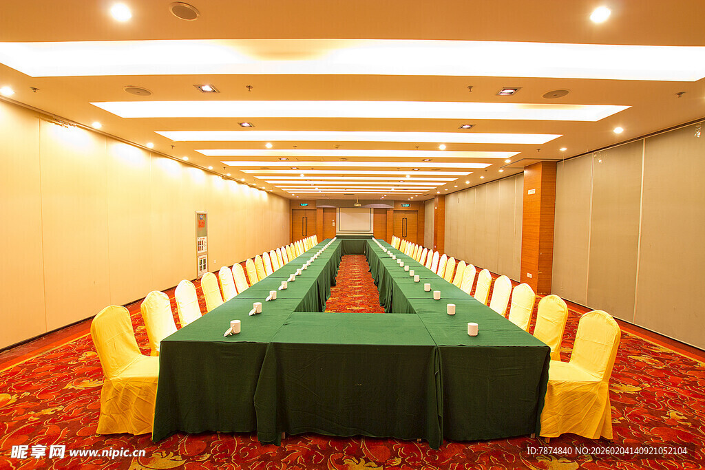 宽敞会议室整齐桌椅布置