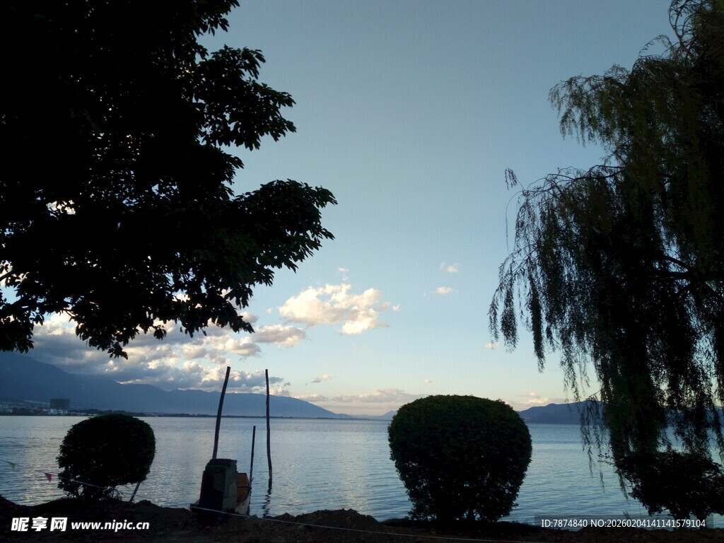 湖畔黄昏景色
