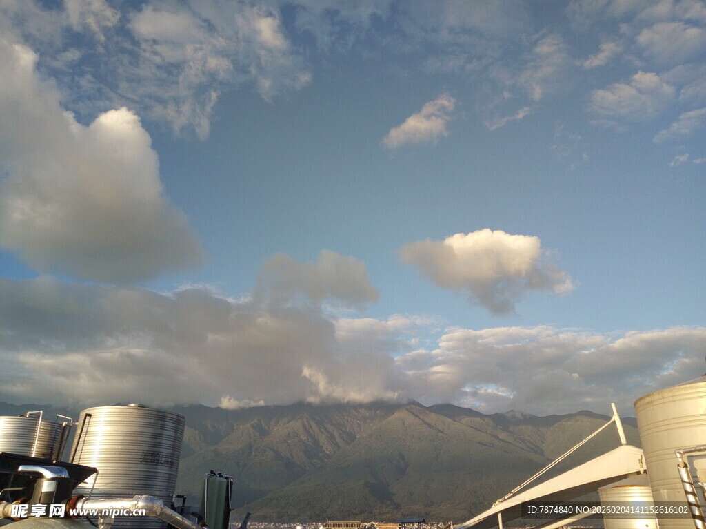 海上风光与远处山峦