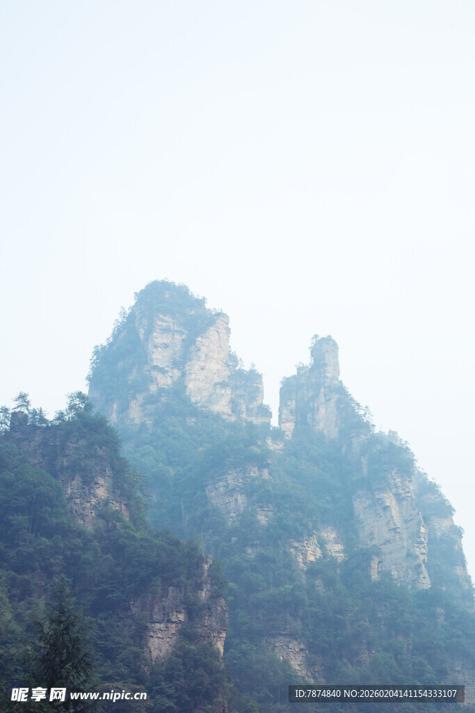 巍峨山峦景色壮丽