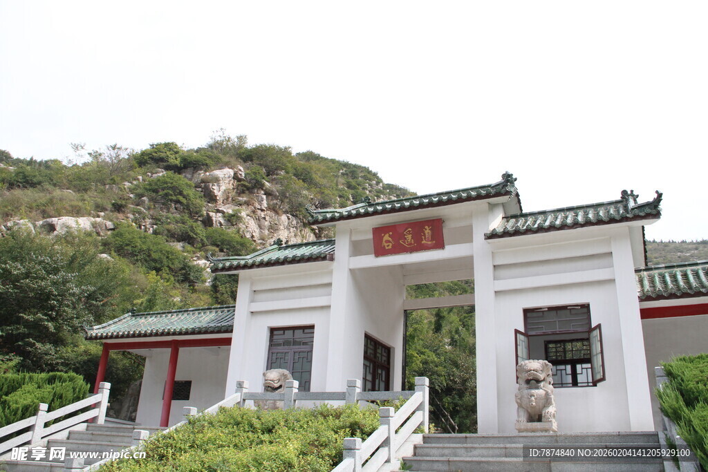 中式门楼 青山环绕景致美