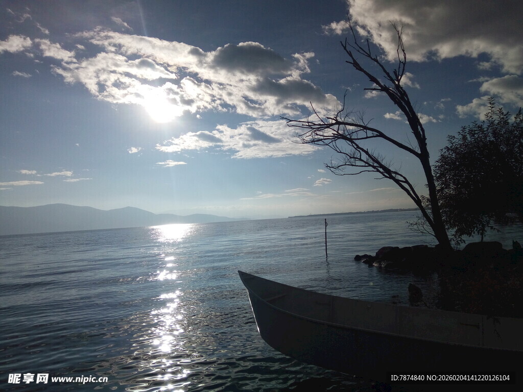 夕阳下的静谧湖畔小船