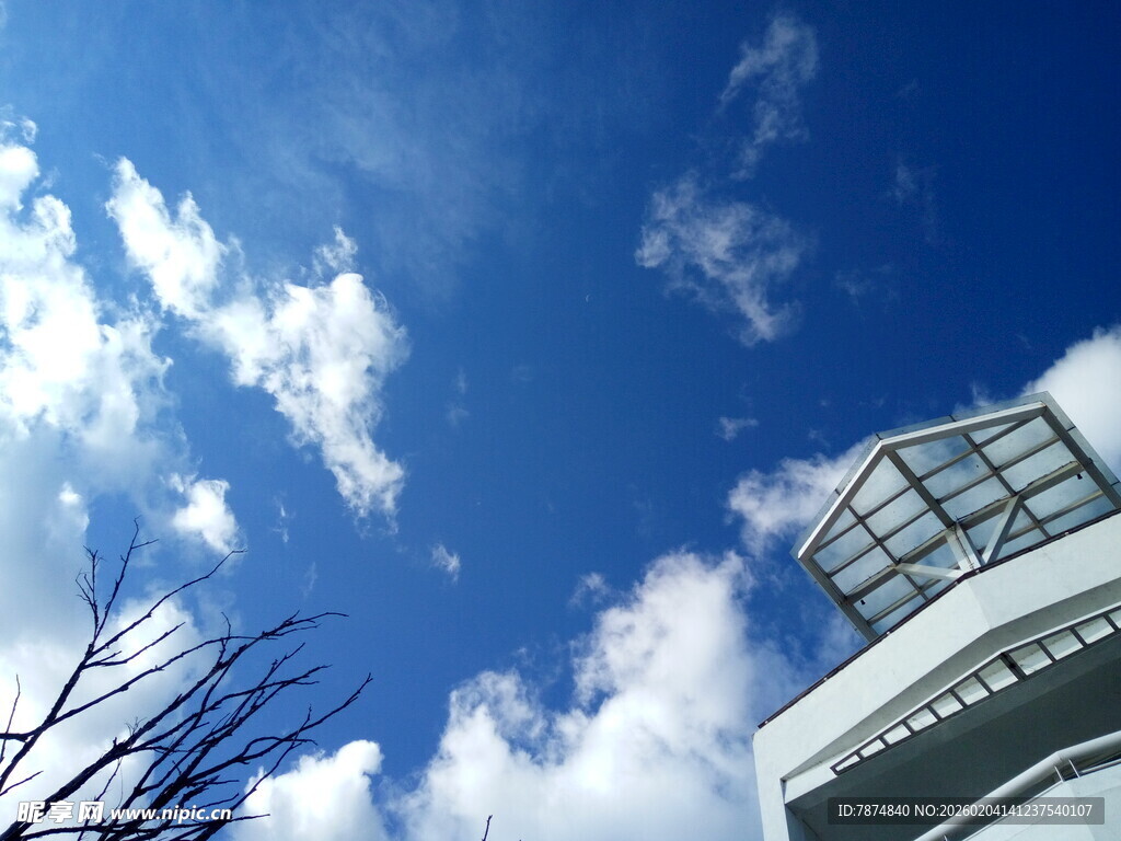 蓝天之下的现代建筑一角