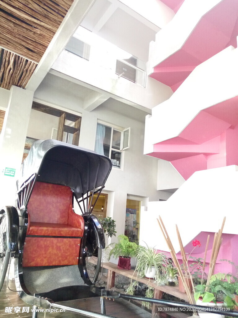 复古马车置于庭院建筑下