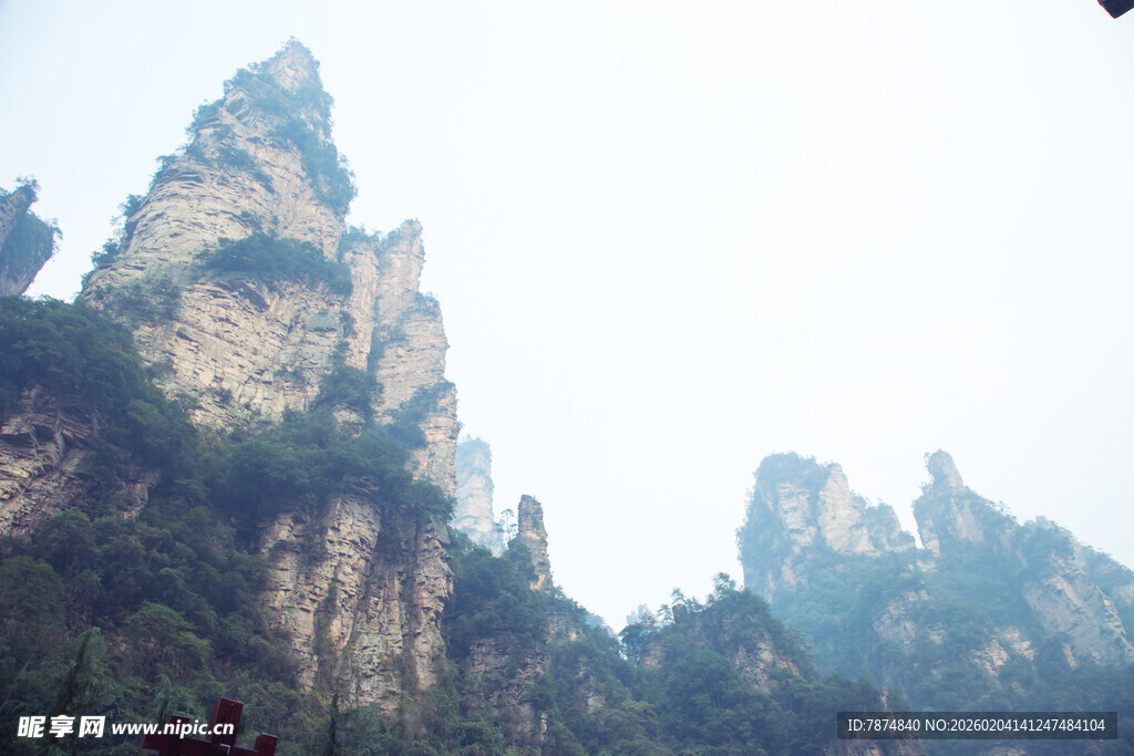 奇峰耸立的壮丽山景