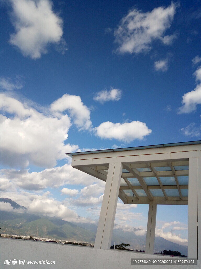 蓝天白云下的户外遮阳棚