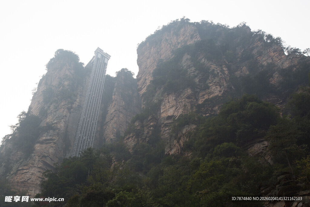 奇峰耸立的壮丽山景