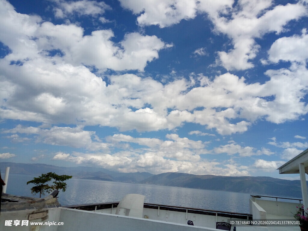 蓝天白云下的屋顶风景