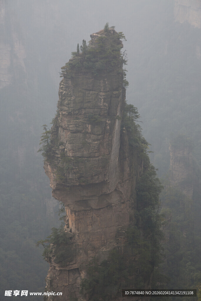 奇峰耸立云雾间