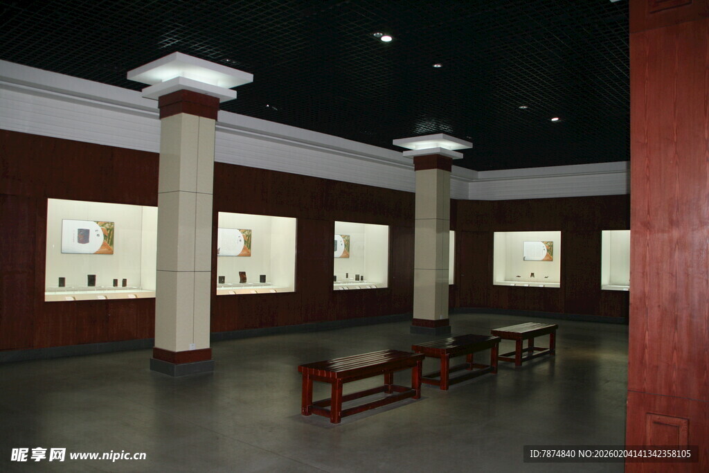 中式展厅内的书画作品展示