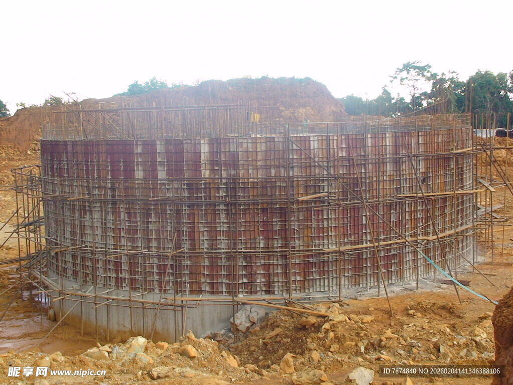 施工现场的圆形建筑基础