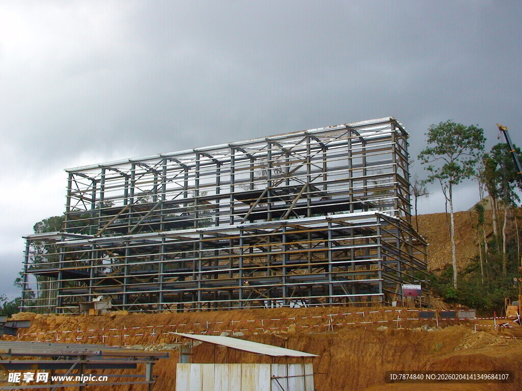 施工现场的钢结构框架