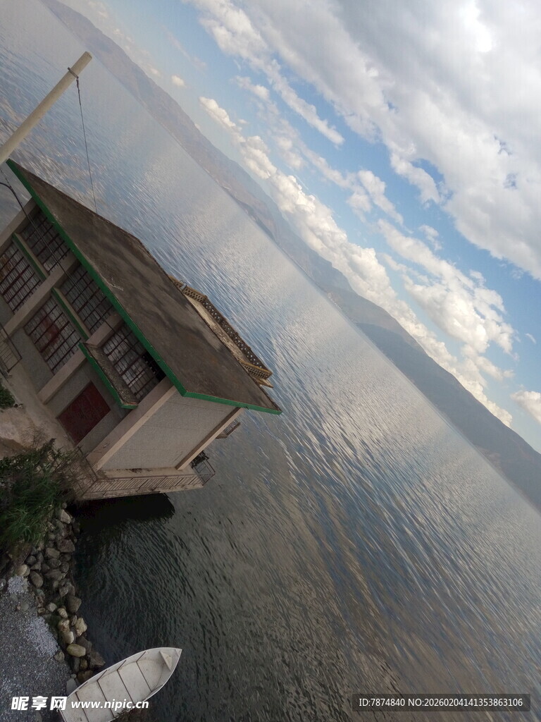 湖畔小屋 静享湖光山色