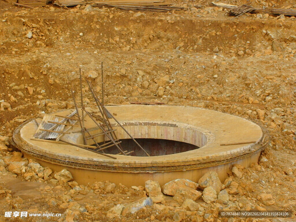 施工现场的圆形井口