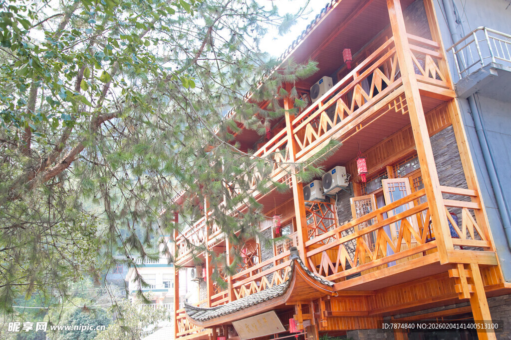 木质阳台建筑 自然景致相伴