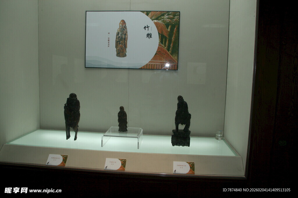 古代陶俑展示于展柜中