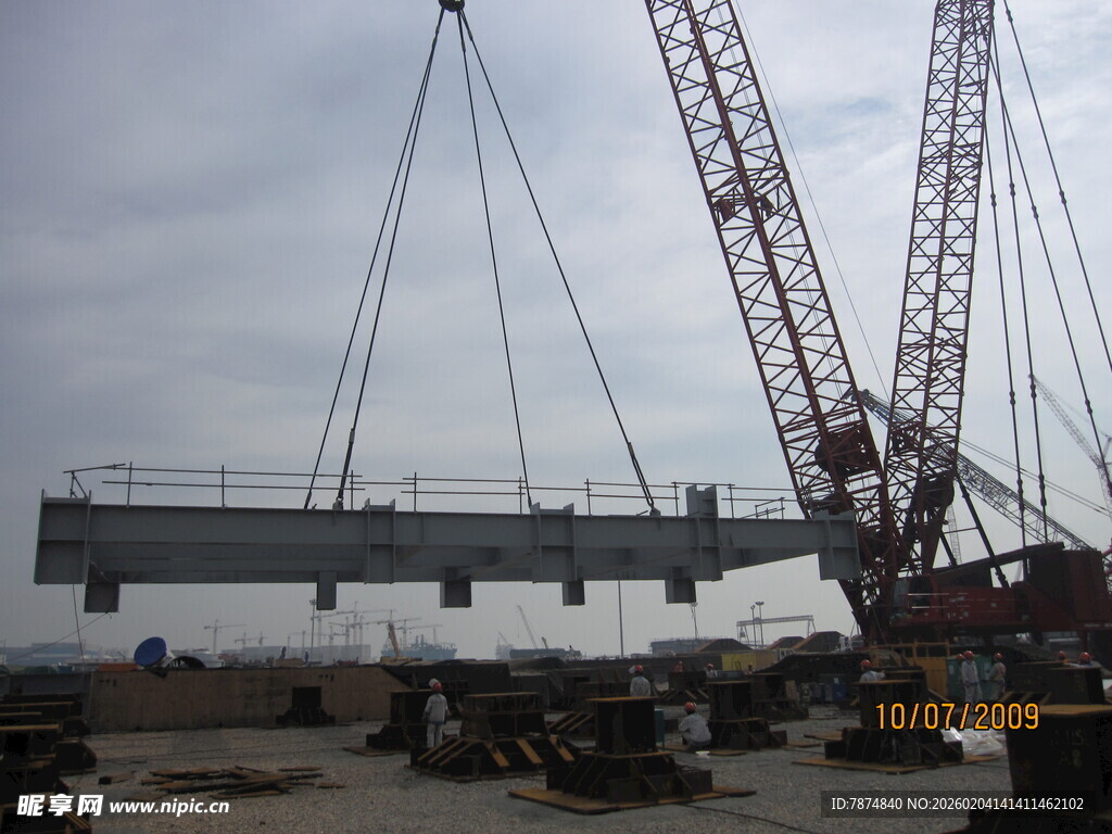 起重机吊装大型构件