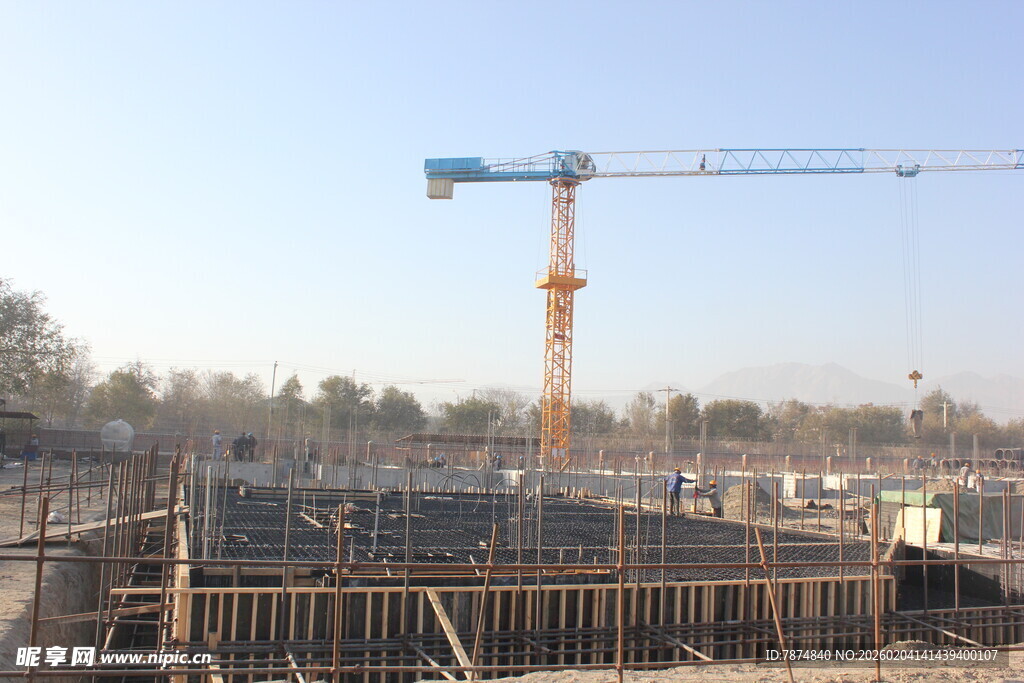 建筑工地塔吊施工场景