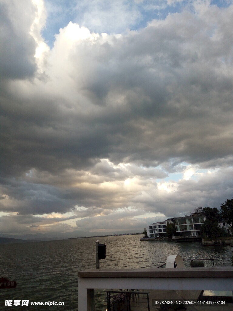 海上乌云密布的景致