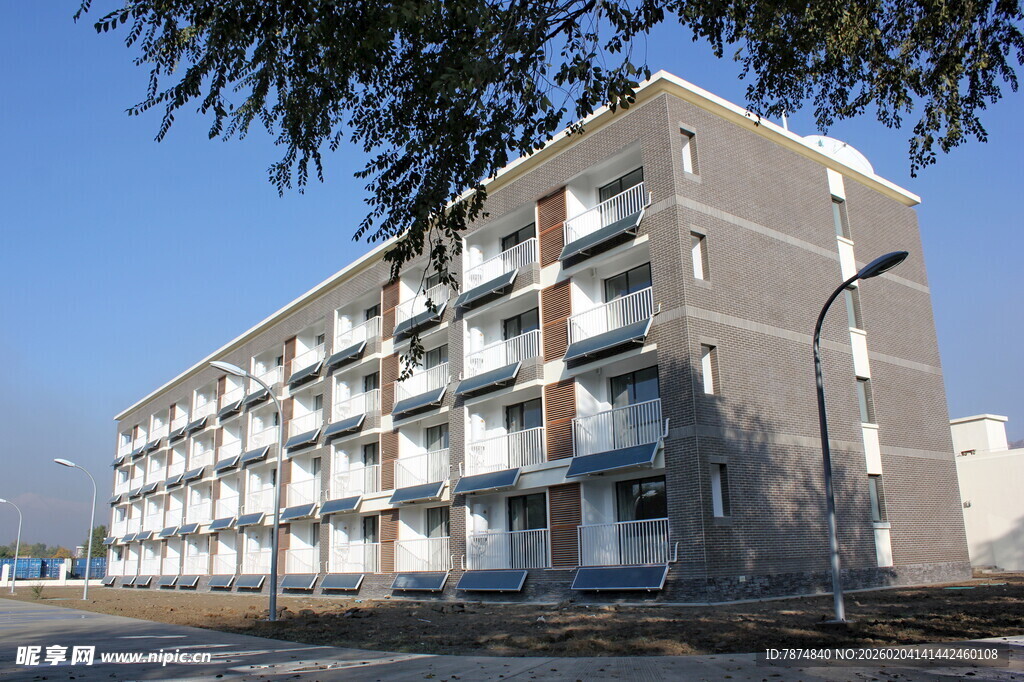 多层灰色居民楼外观