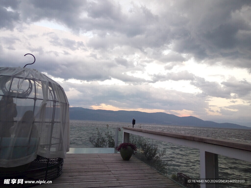 湖畔鸟笼与阴沉天空之景