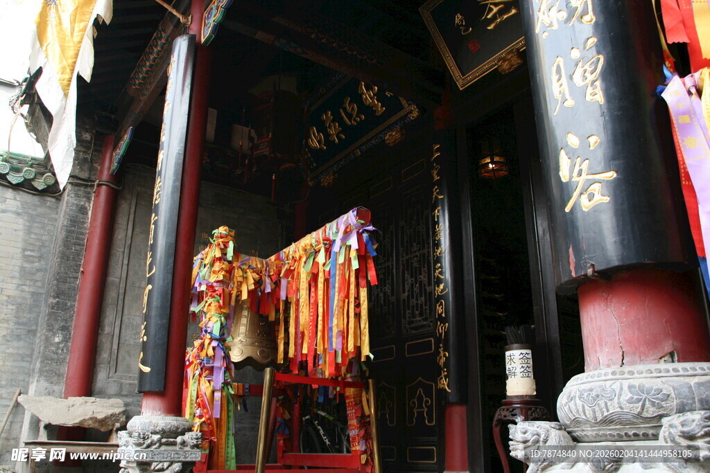 古寺祈福处 五彩经幡飘扬