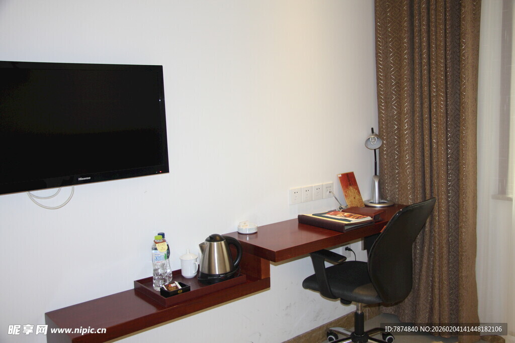 现代简约风客厅一角置物架