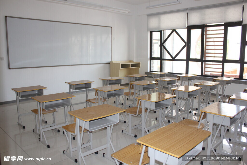 简约教室场景 桌椅摆放整齐