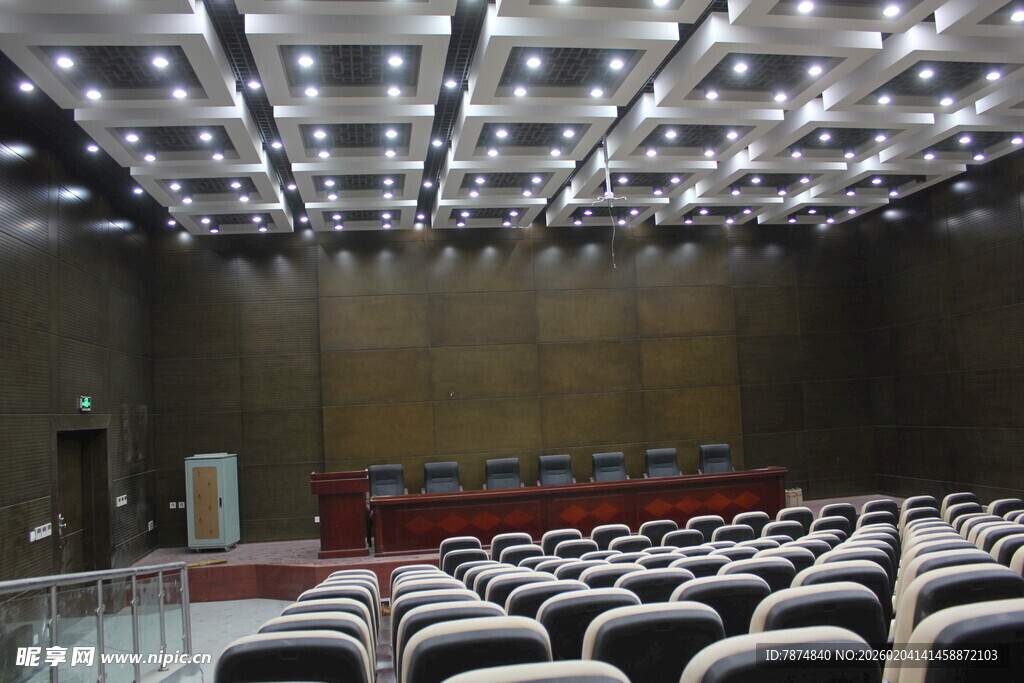 宽敞会议室 座椅整齐排列