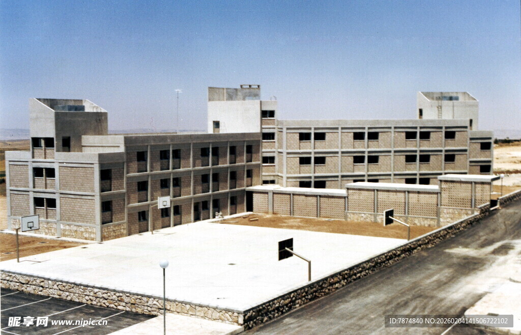 冬日雪景中的多层建筑群