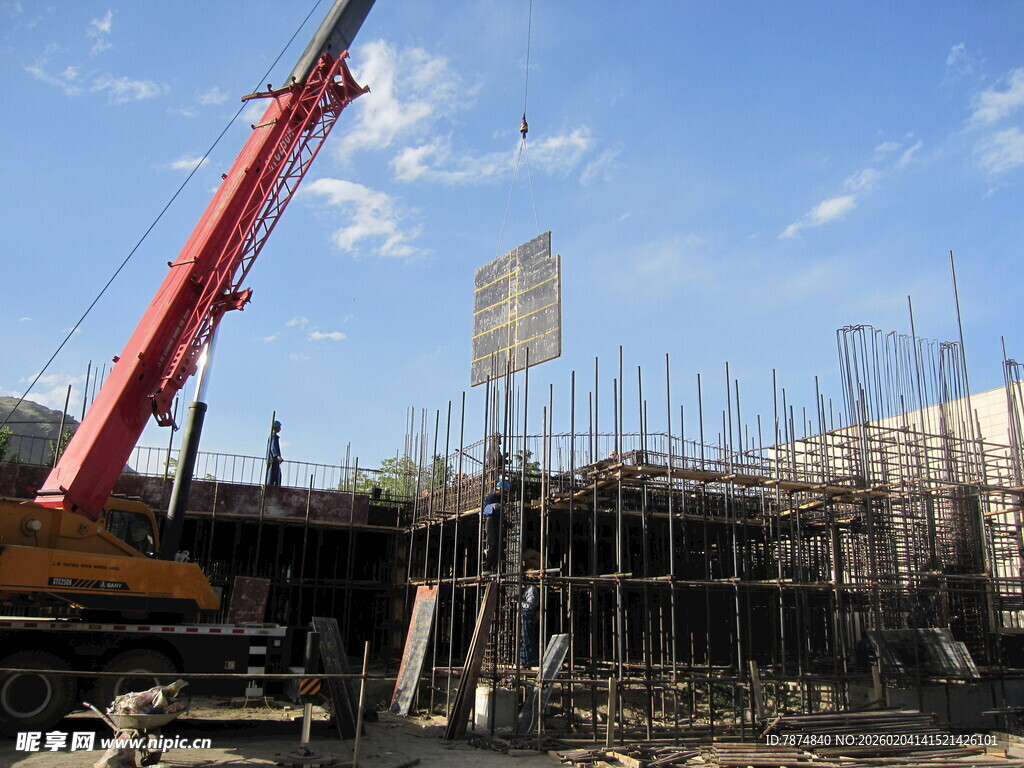 工地起重机作业场景