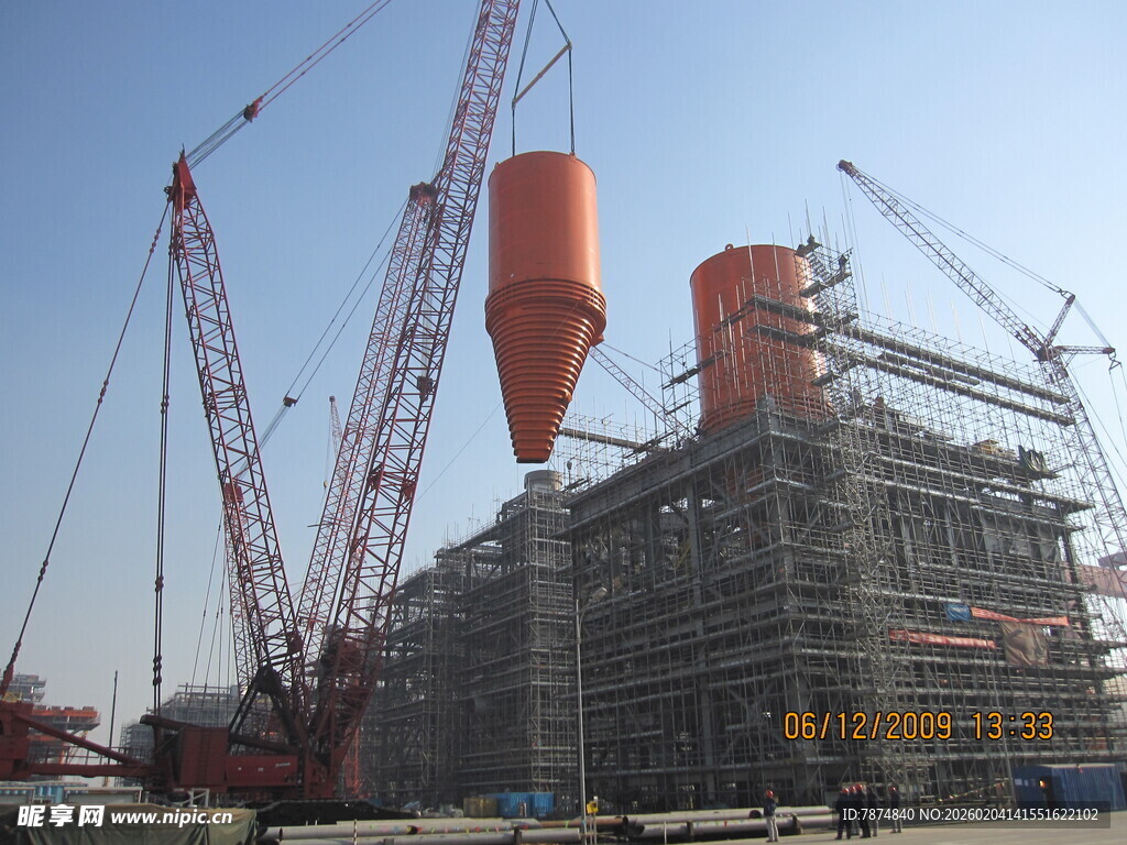 建筑工地大型起重机作业