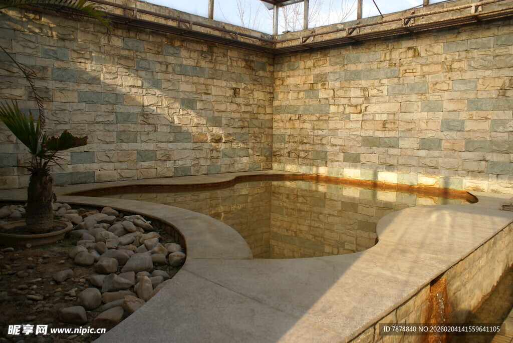 户外石砌休闲小水池