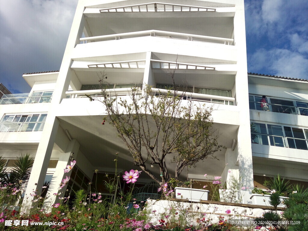 现代风格多层建筑外观