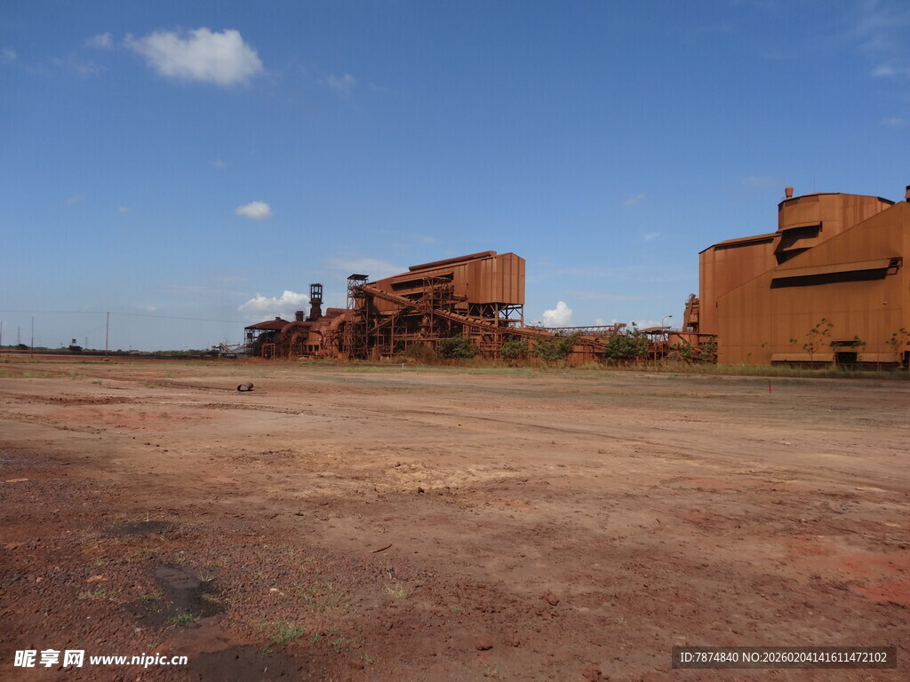 荒凉旷野中的废弃建筑