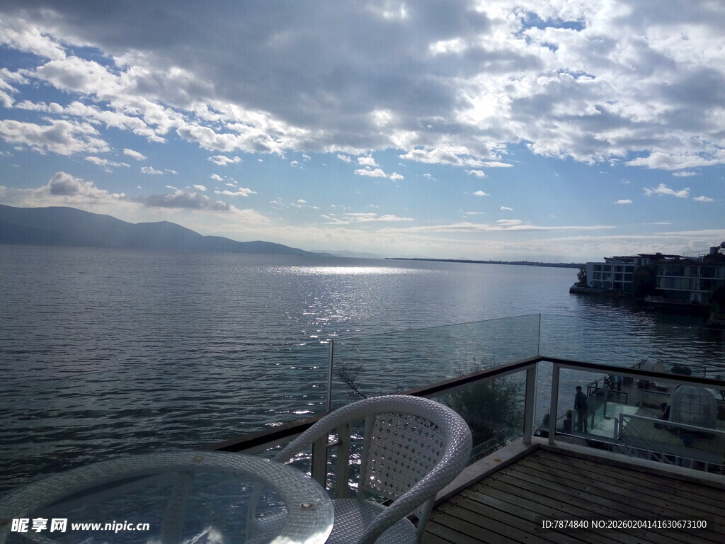 湖畔露台美景