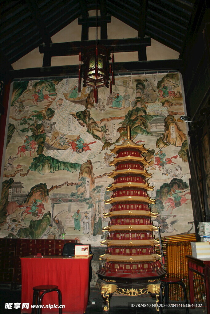古建内的精美宝塔与壁画