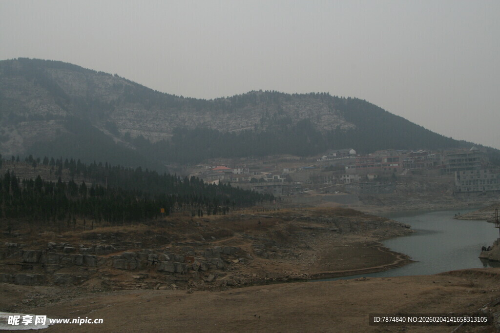 山间湖泊与远处山峦景色