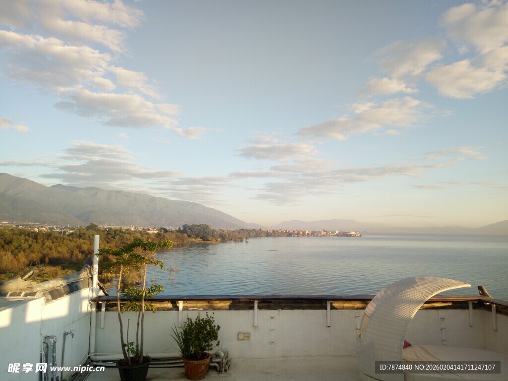 海边美景 天空与海水相映