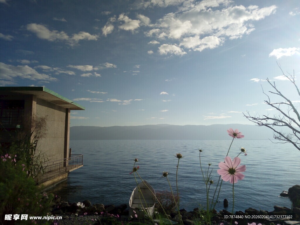 湖畔小屋旁的美丽景致