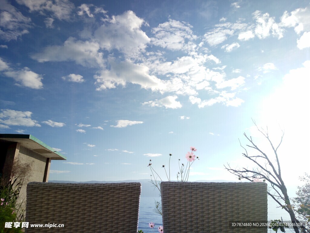 阳光蓝天阳台美好景致