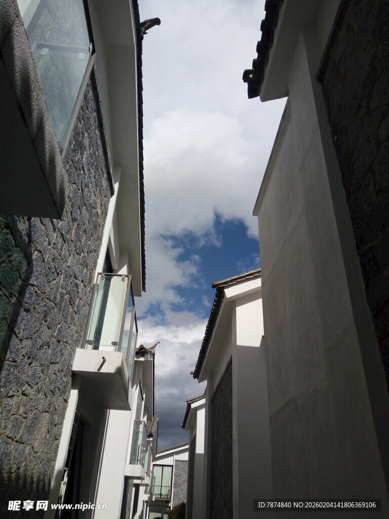 狭窄小巷中的天空景致