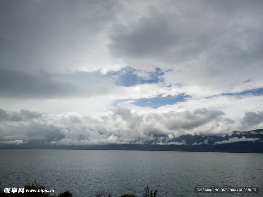 阴云下的宁静湖面
