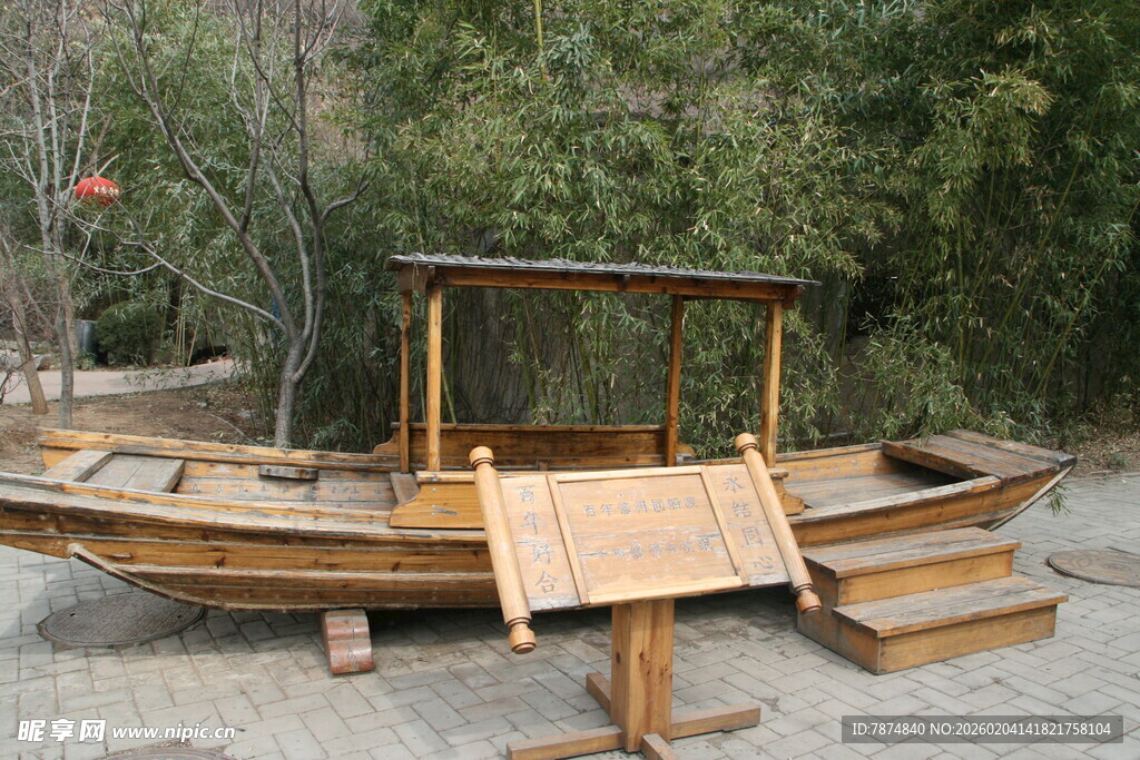 古朴中式木船展示于户外