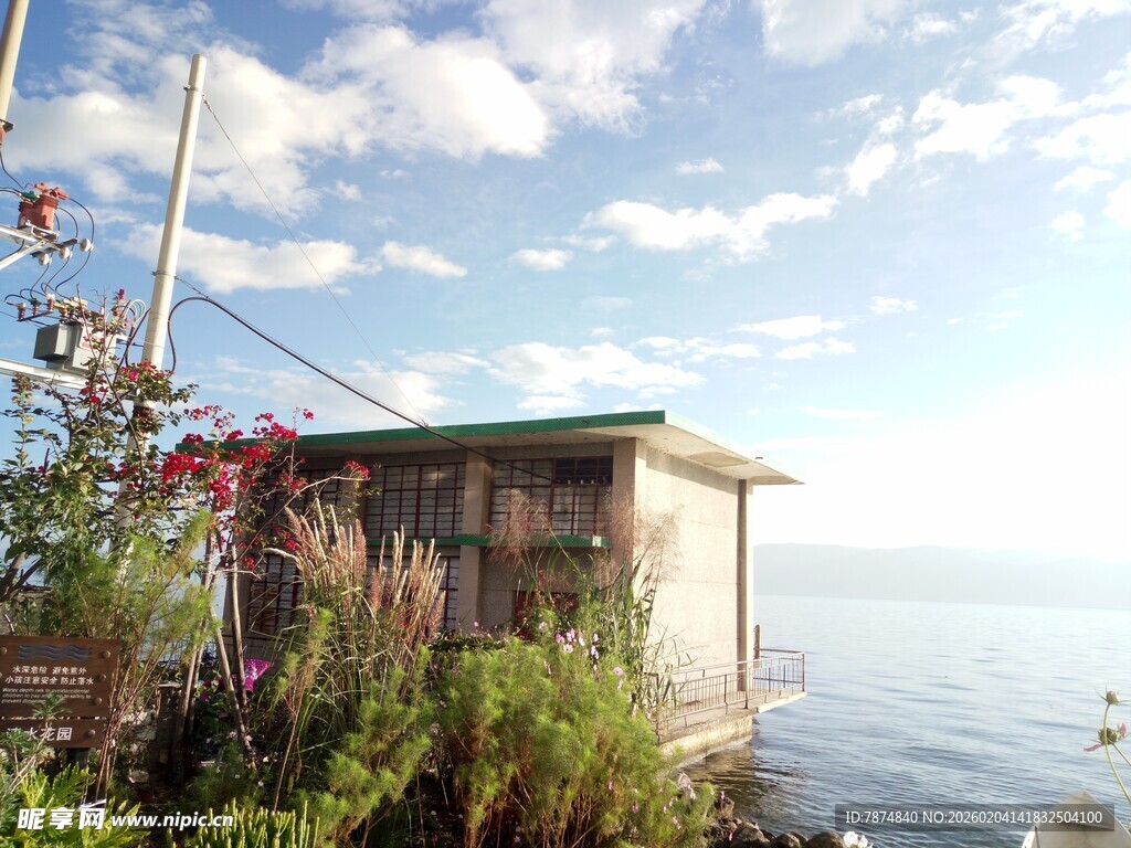 湖畔小屋 自然静谧之景