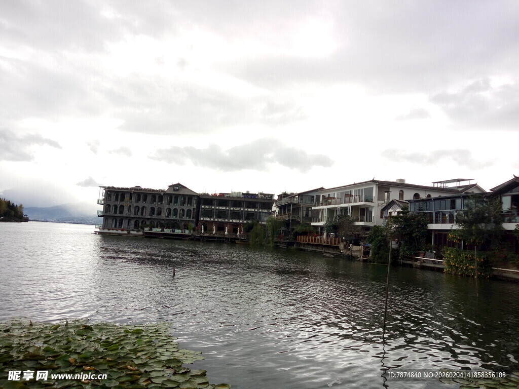 水边古朴建筑群