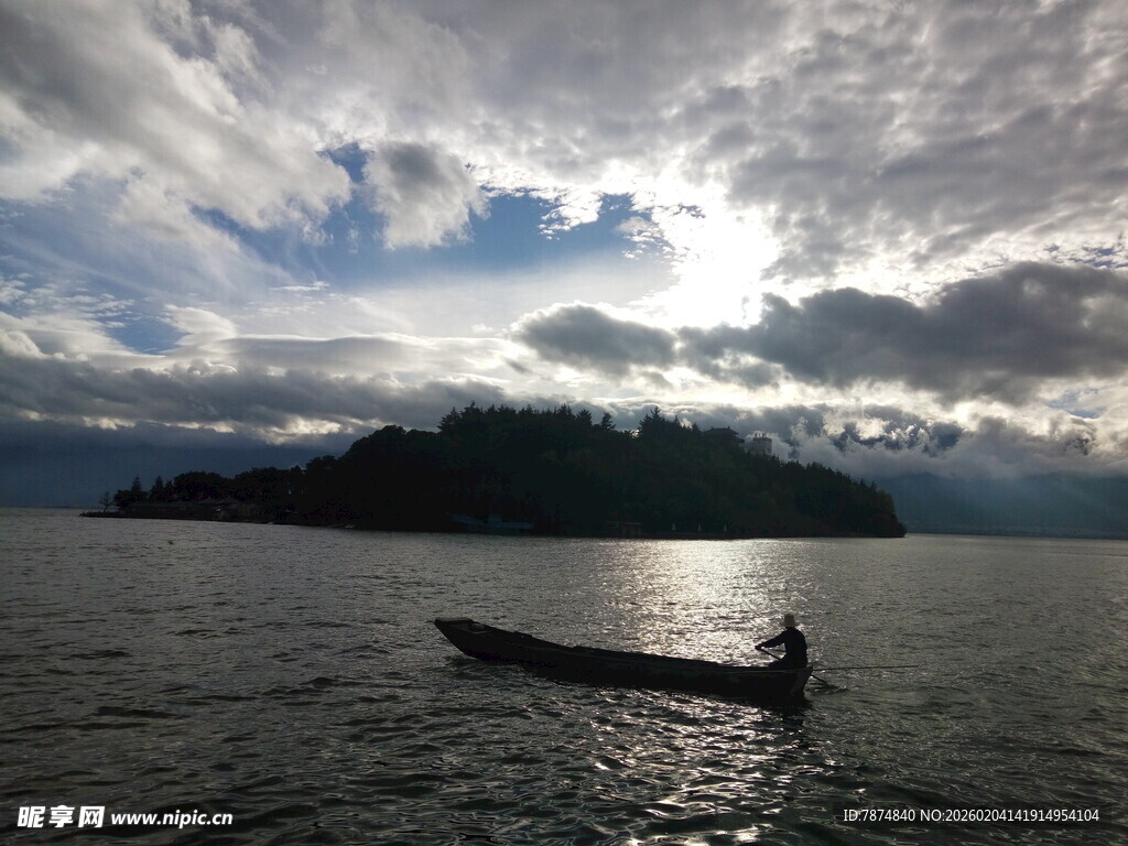 湖中小舟伴云景