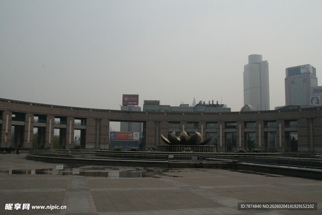 城市广场与远处高楼景观